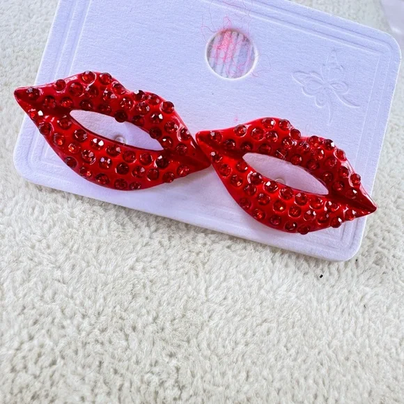 Red Lip-Shaped Rhinestone Stud Earrings - Picture 8 of 10